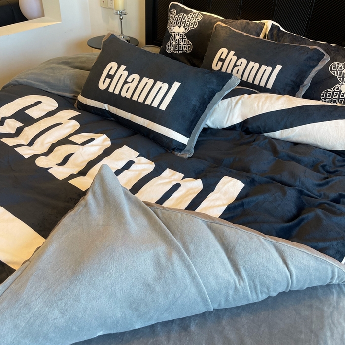 91家纺网 家纺一手货源 找家纺 花沐家居 2025新款亲肤舒适潮牌数码印花牛奶绒四件套 英伦