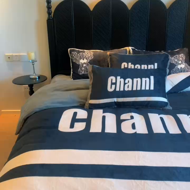 91家纺网 家纺一手货源 找家纺 花沐家居 2025新款亲肤舒适潮牌数码印花牛奶绒四件套 英伦