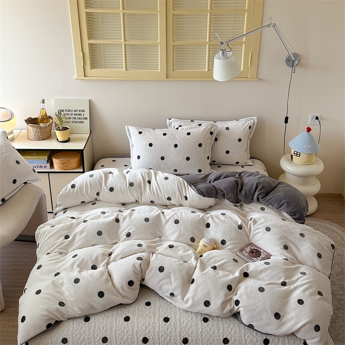 91家纺网 家纺一手货源 找家纺 潘朵拉家纺 2025新款牛奶绒床盖款四件套 黑白波点
