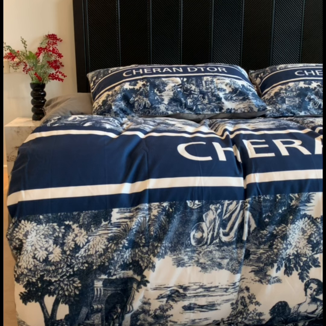 91家纺网 家纺一手货源 找家纺 花沐家居 2025新款数码印花潮牌云朵棉四件套 蓝幕