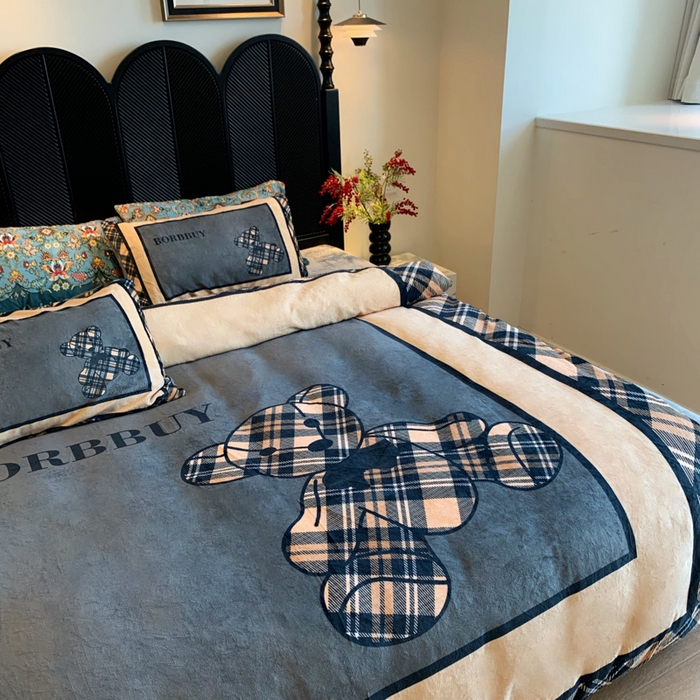 91家纺网 家纺一手货源 找家纺 花沐家居 2025新款亲肤舒适潮牌数码印花牛奶绒四件套 英伦熊