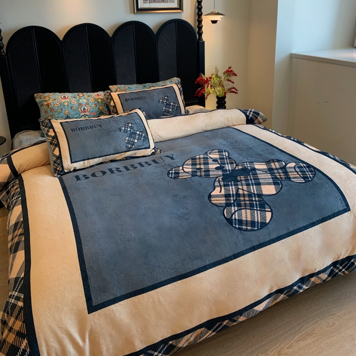 花沐家居 2025新款亲肤舒适潮牌数码印花牛奶绒四件套 英伦熊