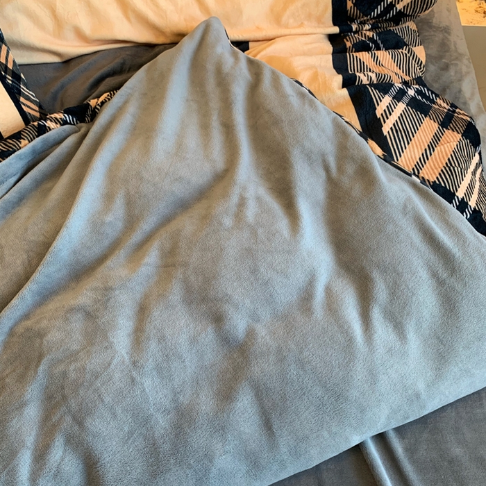 91家纺网 家纺一手货源 找家纺 花沐家居 2025新款亲肤舒适潮牌数码印花牛奶绒四件套 英伦熊