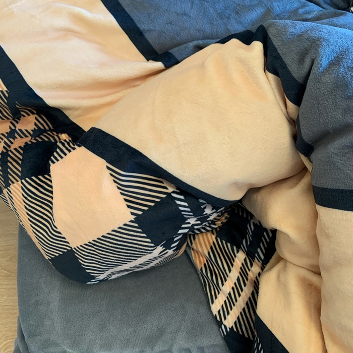 91家纺网 家纺一手货源 找家纺 花沐家居 2025新款亲肤舒适潮牌数码印花牛奶绒四件套 英伦熊