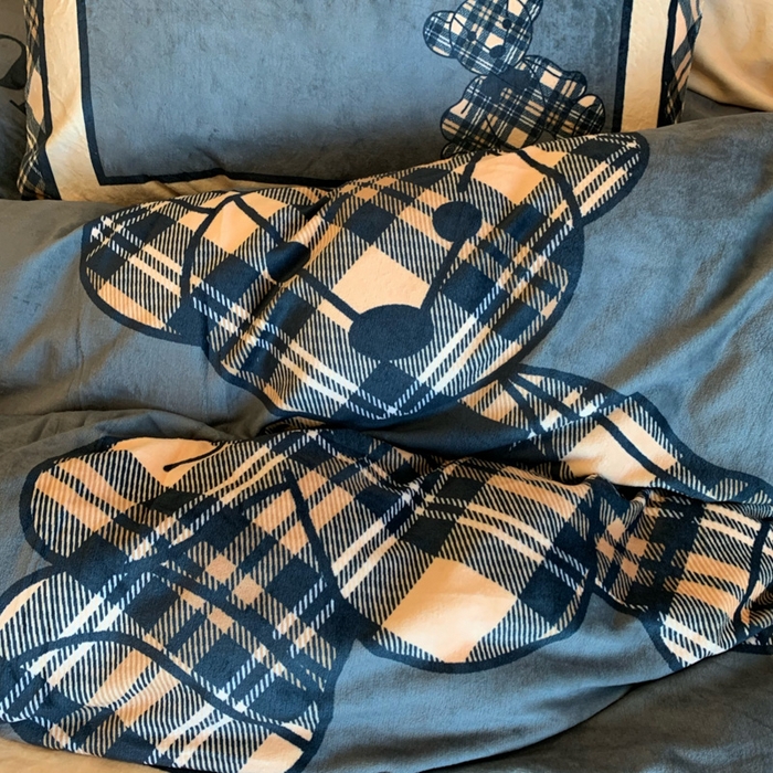 91家纺网 家纺一手货源 找家纺 花沐家居 2025新款亲肤舒适潮牌数码印花牛奶绒四件套 英伦熊