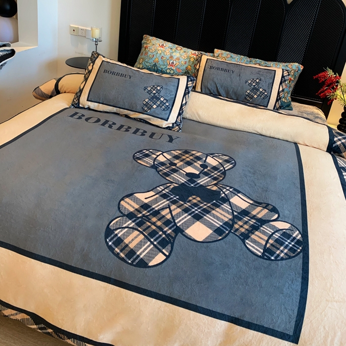 91家纺网 家纺一手货源 找家纺 花沐家居 2025新款亲肤舒适潮牌数码印花牛奶绒四件套 英伦熊