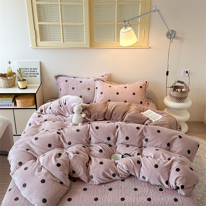 91家纺网 家纺一手货源 找家纺 潘朵拉家纺 2025新款牛奶绒床盖款四件套 奶茶