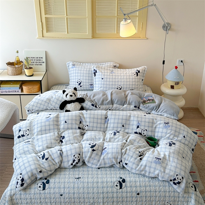 91家纺网 家纺一手货源 找家纺 潘朵拉家纺 2025新款牛奶绒床盖款四件套 蓝格熊猫