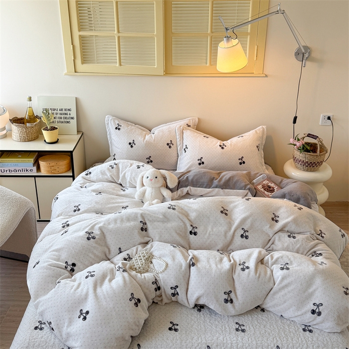 91家纺网 家纺一手货源 找家纺 潘朵拉家纺 2025新款牛奶绒床盖款四件套 樱韵