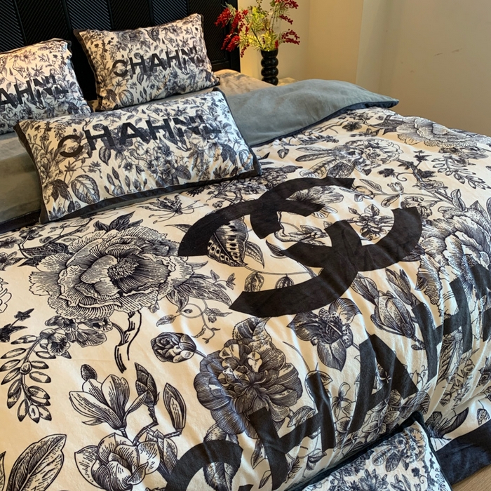 91家纺网 家纺一手货源 找家纺 花沐家居 2025新款亲肤舒适潮牌数码印花牛奶绒四件套 枝繁叶茂