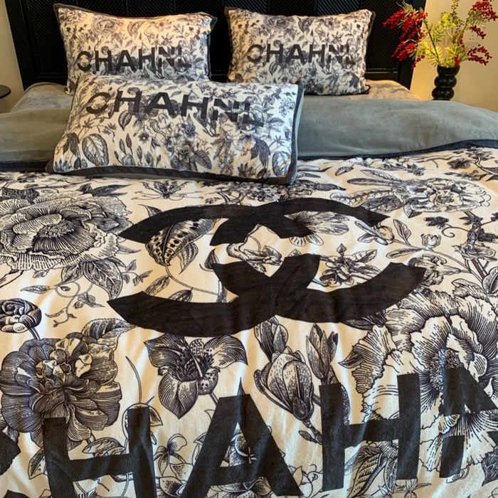 91家纺网 家纺一手货源 找家纺 花沐家居 2025新款亲肤舒适潮牌数码印花牛奶绒四件套 枝繁叶茂