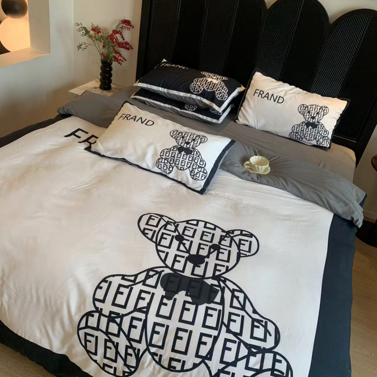 91家纺网 家纺一手货源 找家纺 花沐家居 2025新款数码印花潮牌云朵棉四件套 小白熊