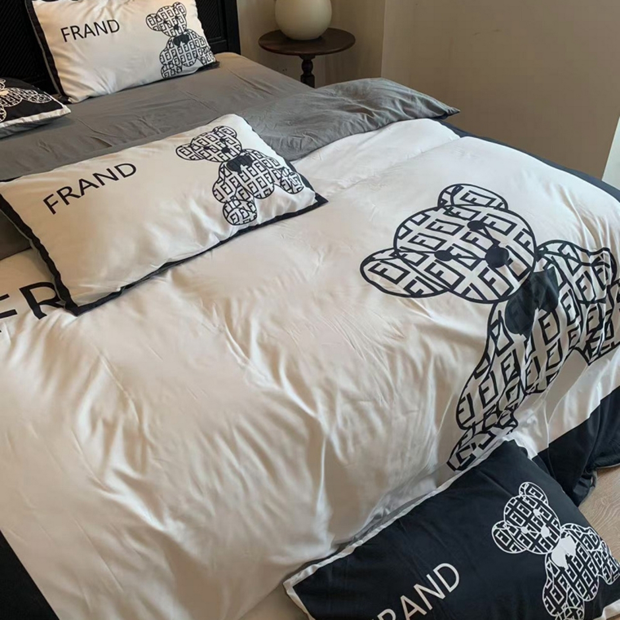 91家纺网 家纺一手货源 找家纺 花沐家居 2025新款数码印花潮牌云朵棉四件套 小白熊