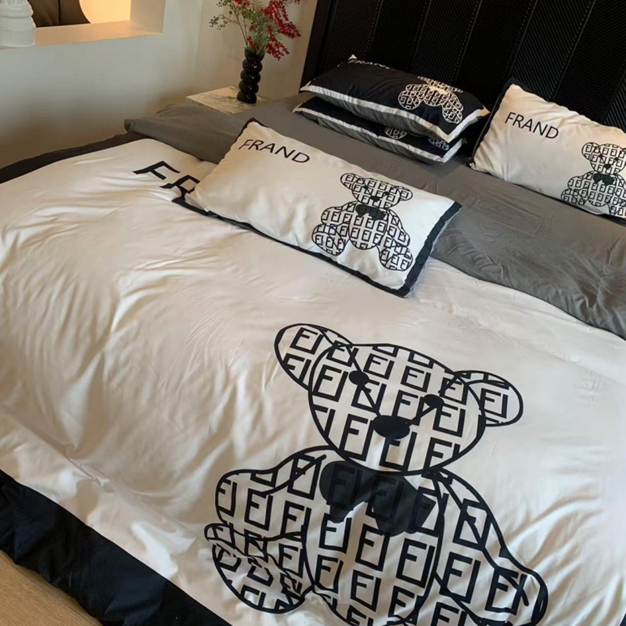 91家纺网 家纺一手货源 找家纺 花沐家居 2025新款数码印花潮牌云朵棉四件套 小白熊