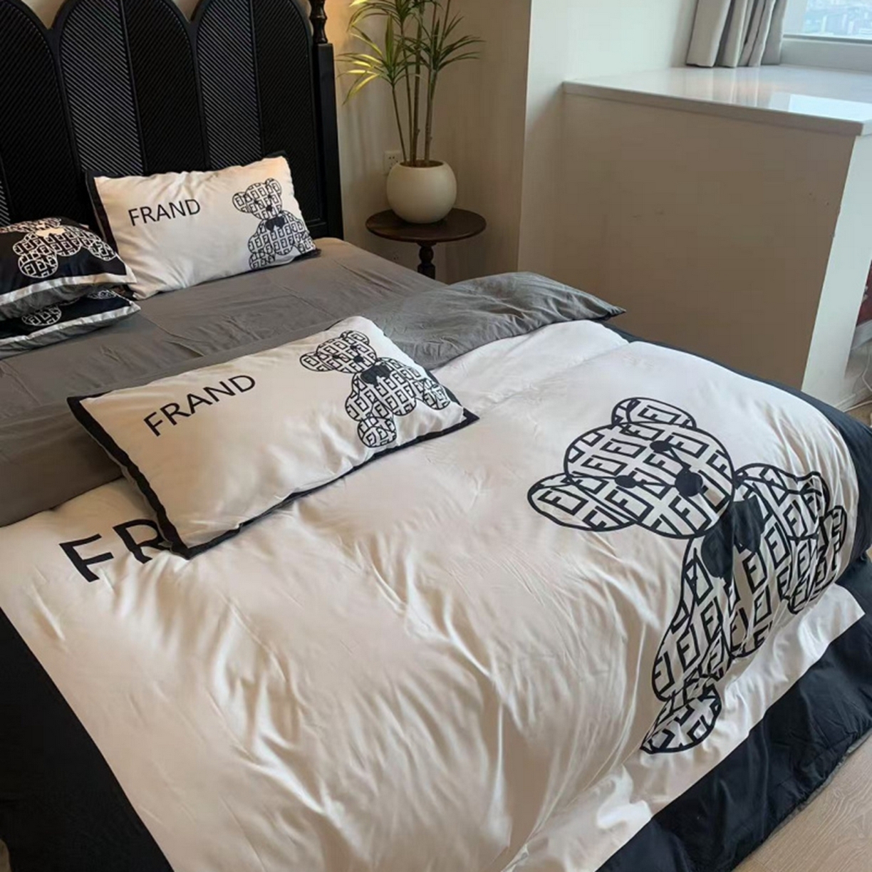 91家纺网 家纺一手货源 找家纺 花沐家居 2025新款数码印花潮牌云朵棉四件套 小白熊