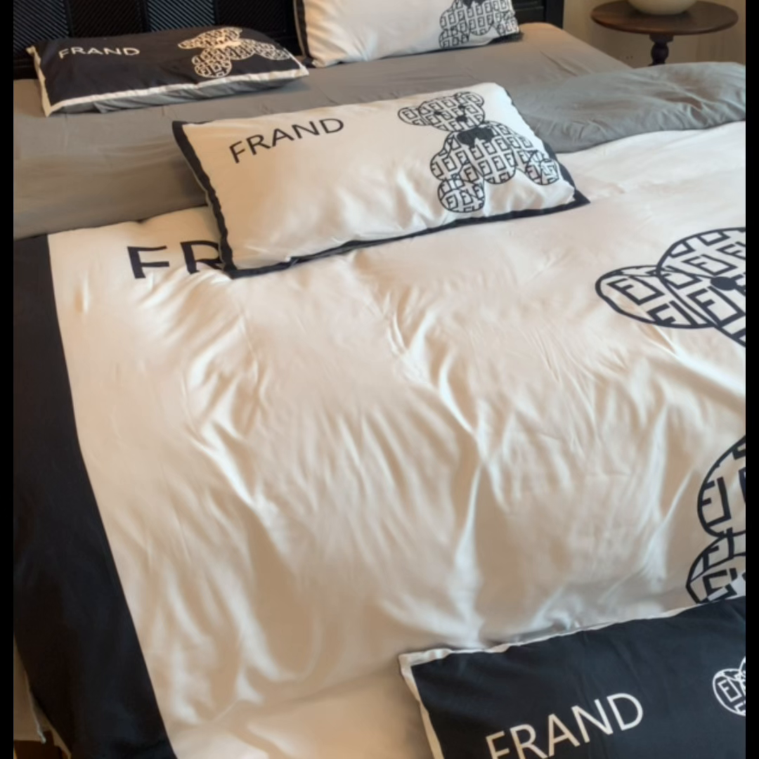 91家纺网 家纺一手货源 找家纺 花沐家居 2025新款数码印花潮牌云朵棉四件套 小白熊