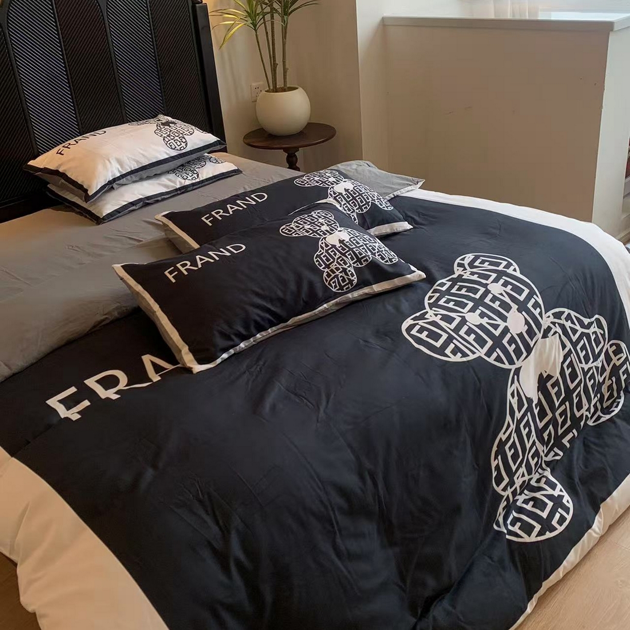 91家纺网 家纺一手货源 找家纺 花沐家居 2025新款数码印花潮牌云朵棉四件套 小黑熊