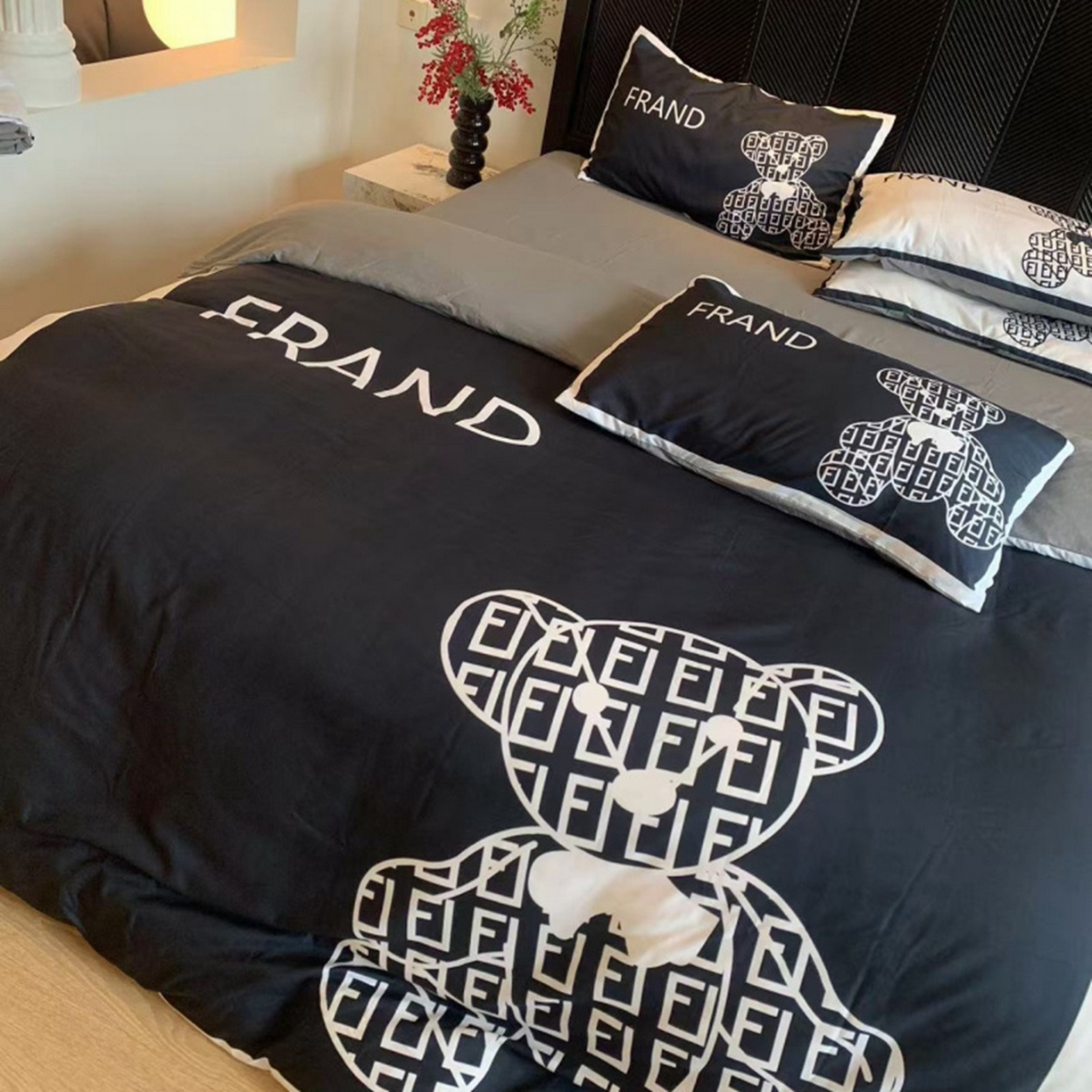 91家纺网 家纺一手货源 找家纺 花沐家居 2025新款数码印花潮牌云朵棉四件套 小黑熊