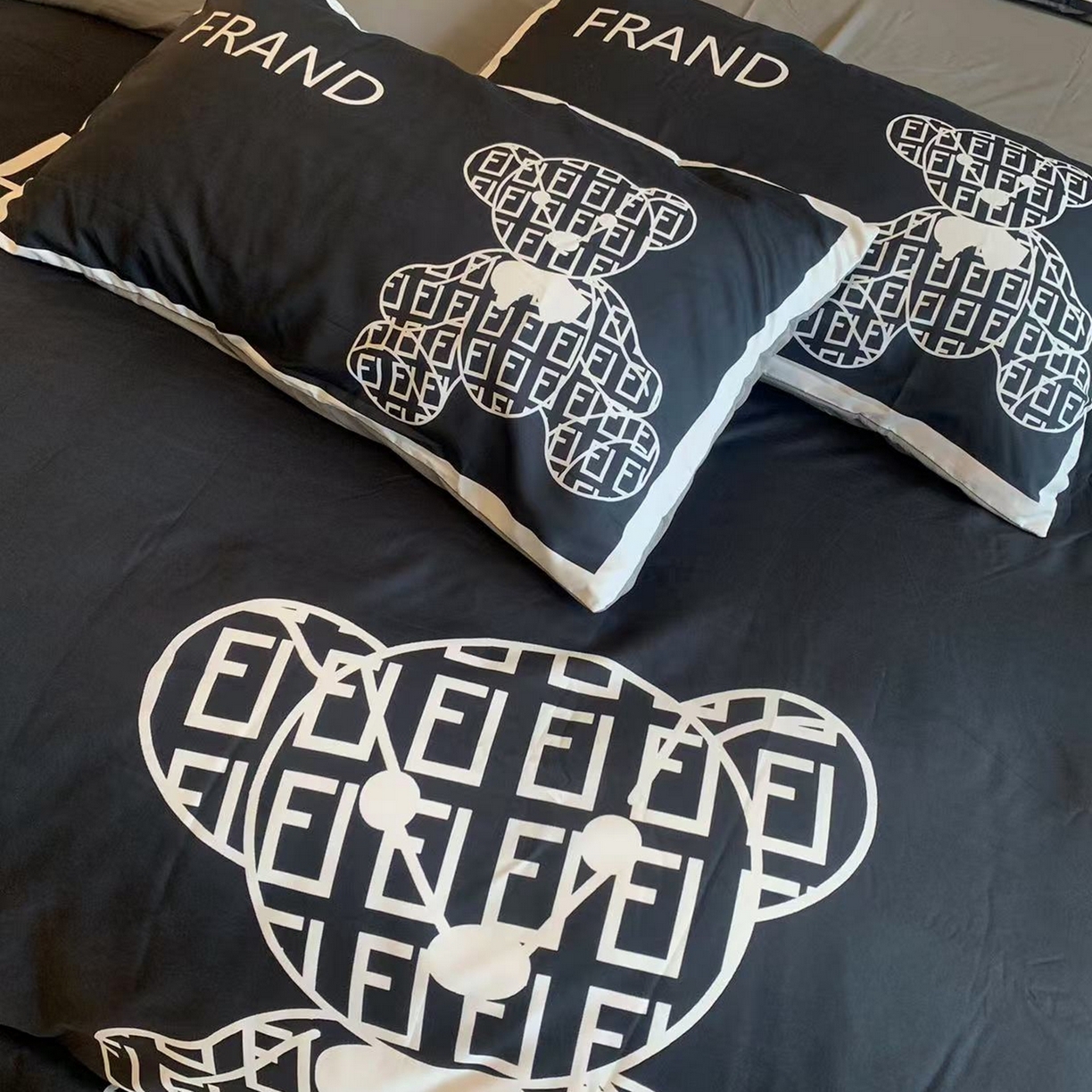 91家纺网 家纺一手货源 找家纺 花沐家居 2025新款数码印花潮牌云朵棉四件套 小黑熊