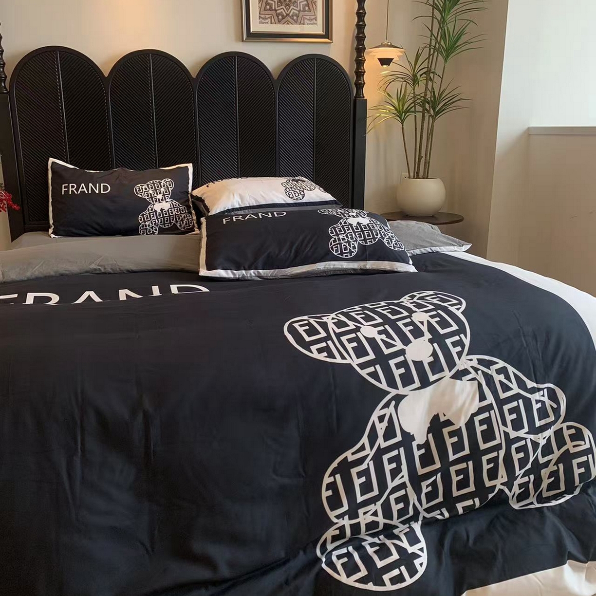 91家纺网 家纺一手货源 找家纺 花沐家居 2025新款数码印花潮牌云朵棉四件套 小黑熊