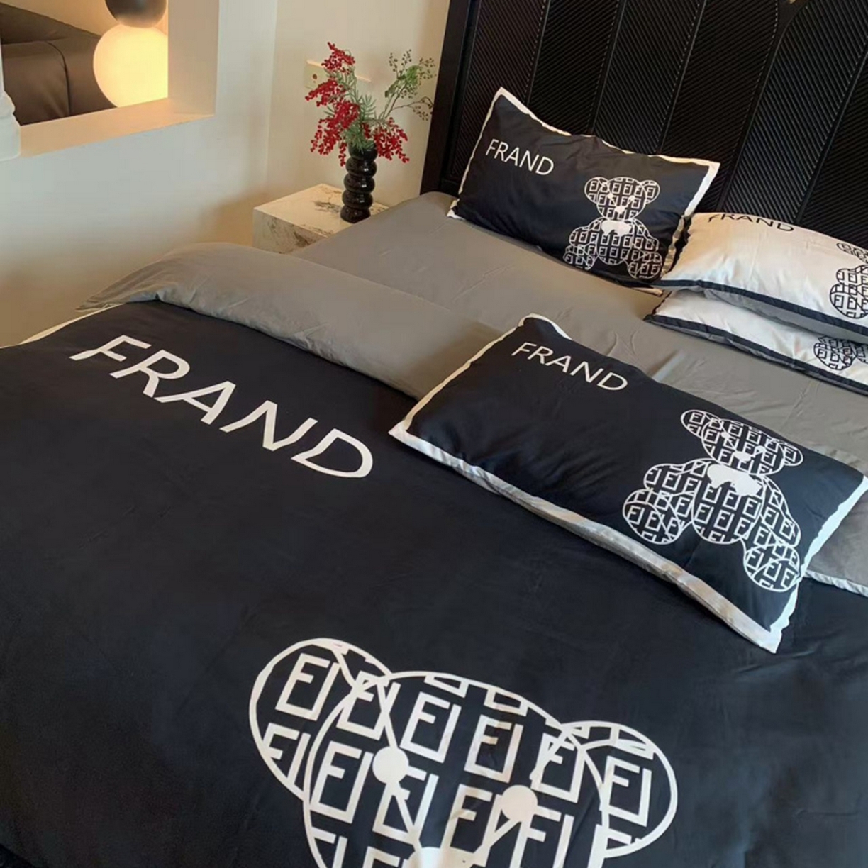 91家纺网 家纺一手货源 找家纺 花沐家居 2025新款数码印花潮牌云朵棉四件套 小黑熊