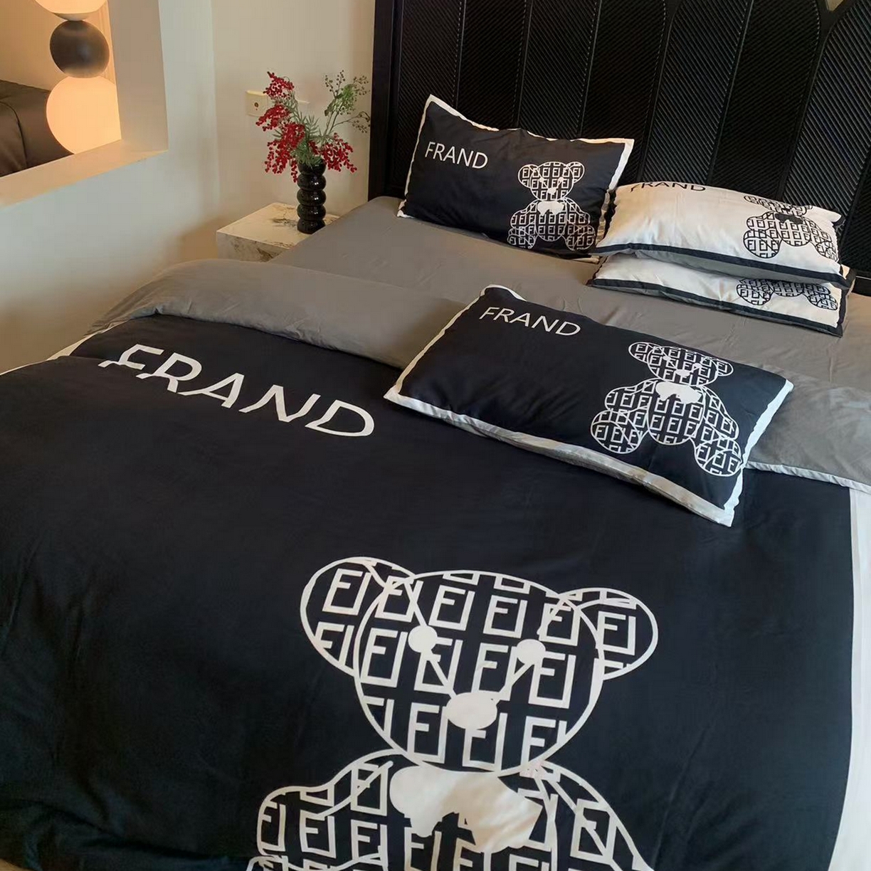 91家纺网 家纺一手货源 找家纺 花沐家居 2025新款数码印花潮牌云朵棉四件套 小黑熊