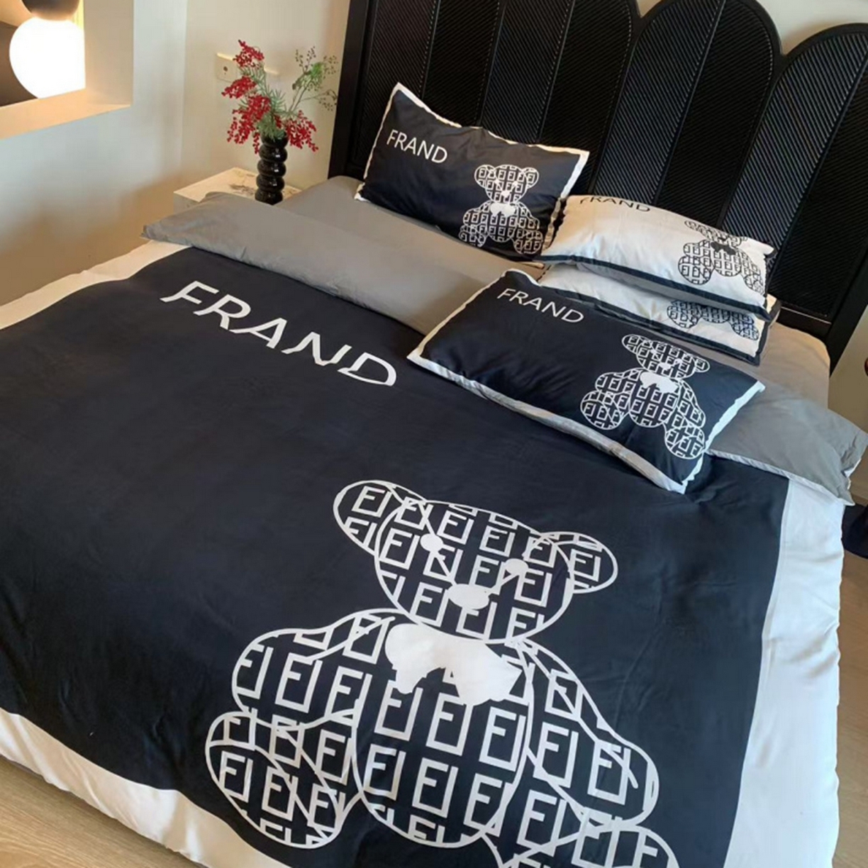 91家纺网 家纺一手货源 找家纺 花沐家居 2025新款数码印花潮牌云朵棉四件套 小黑熊