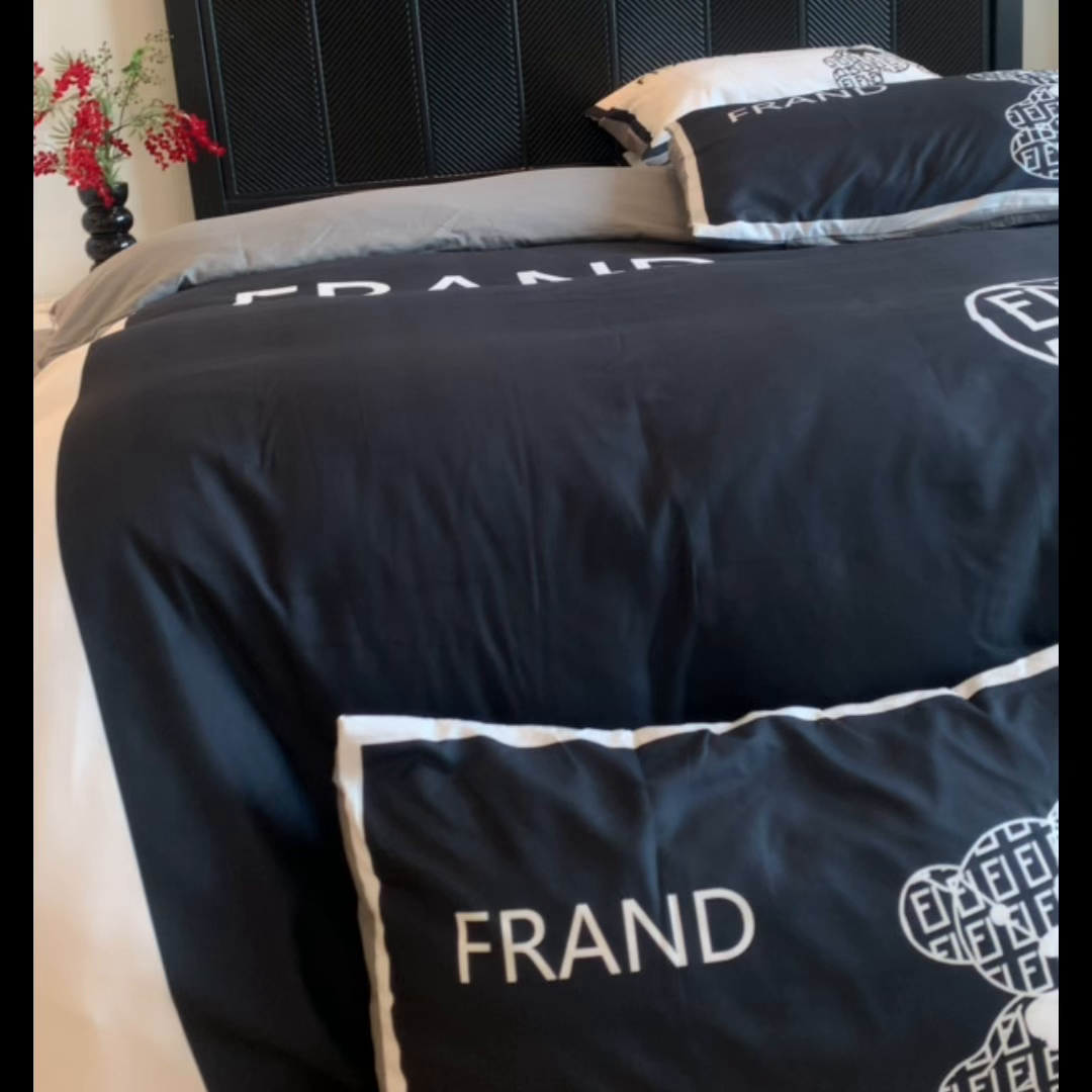 91家纺网 家纺一手货源 找家纺 花沐家居 2025新款数码印花潮牌云朵棉四件套 小黑熊