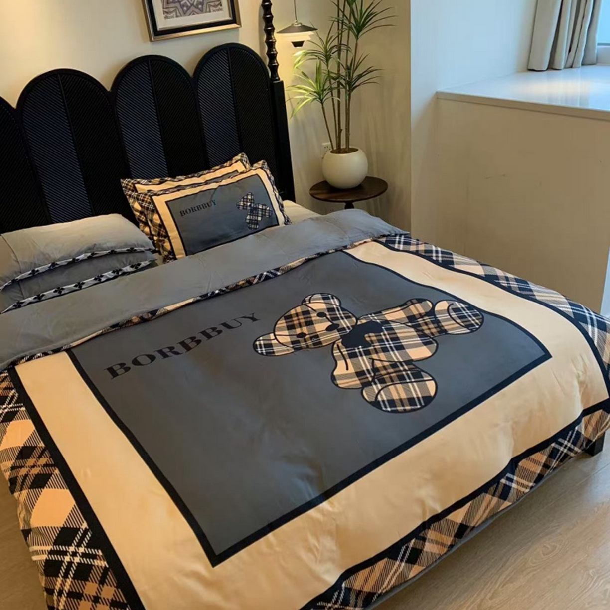 91家纺网 家纺一手货源 找家纺 花沐家居 2025新款数码印花潮牌云朵棉四件套 英伦熊