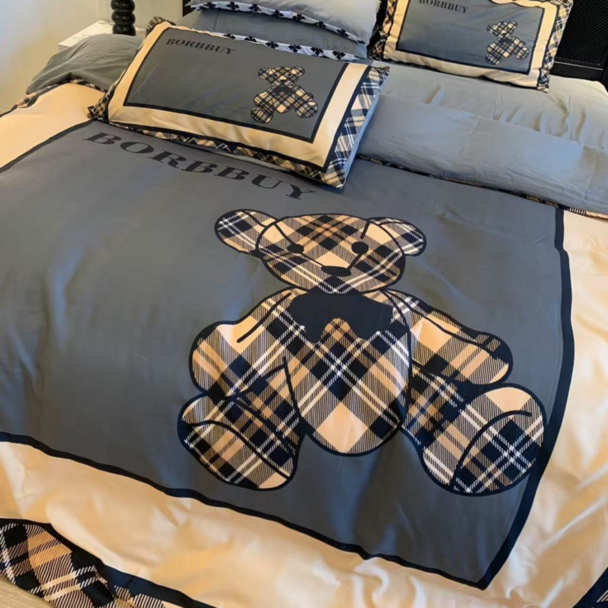 91家纺网 家纺一手货源 找家纺 花沐家居 2025新款数码印花潮牌云朵棉四件套 英伦熊