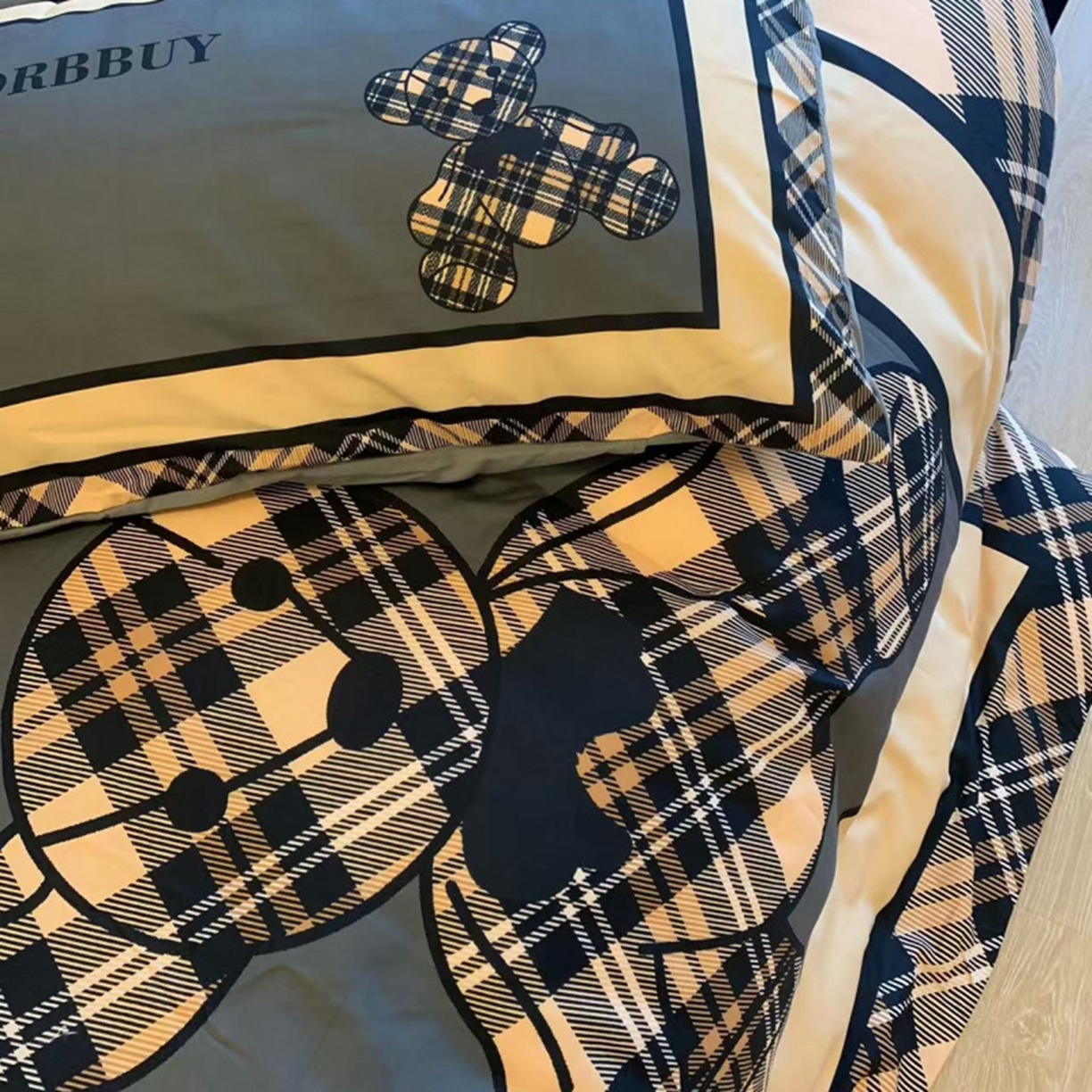 91家纺网 家纺一手货源 找家纺 花沐家居 2025新款数码印花潮牌云朵棉四件套 英伦熊