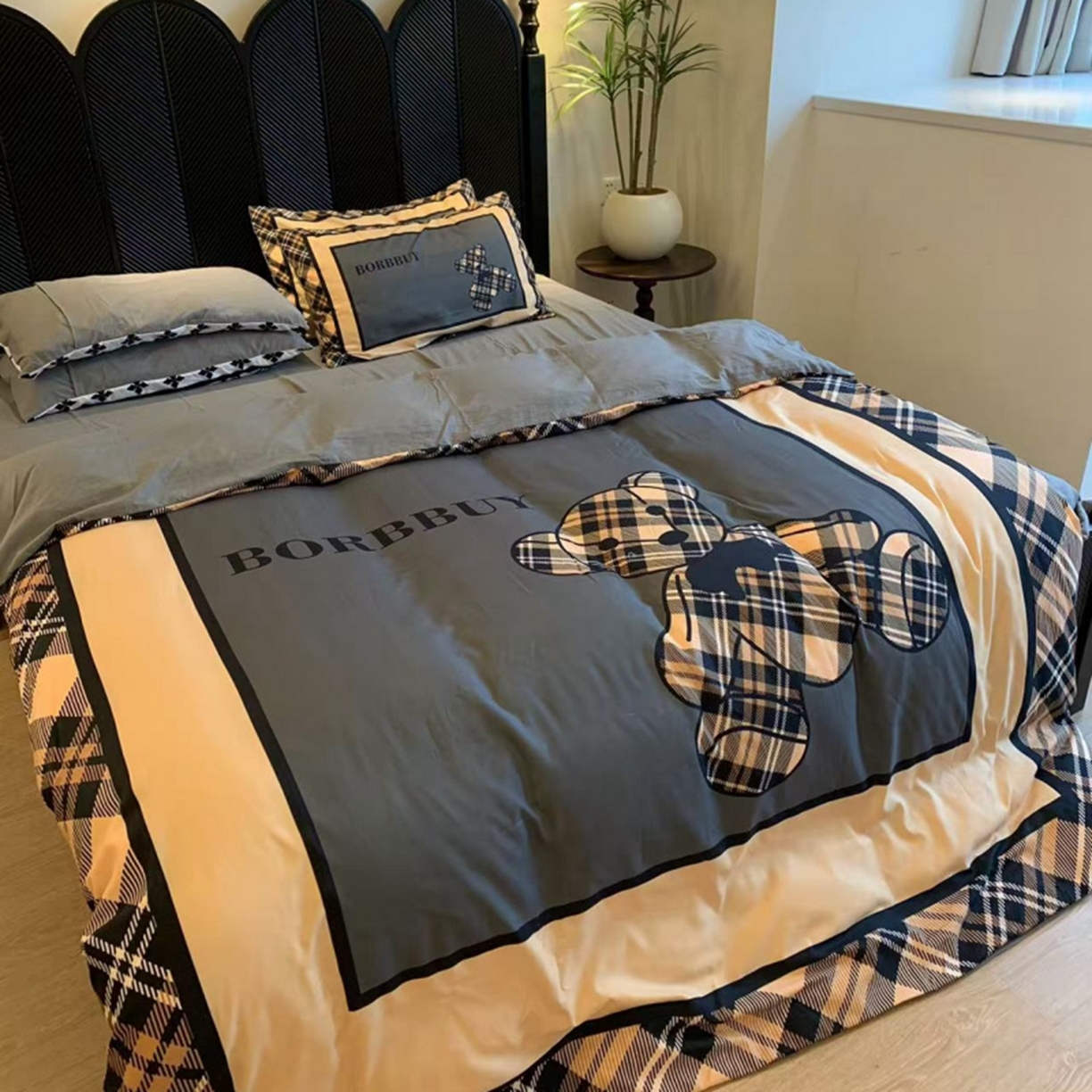 91家纺网 家纺一手货源 找家纺 花沐家居 2025新款数码印花潮牌云朵棉四件套 英伦熊