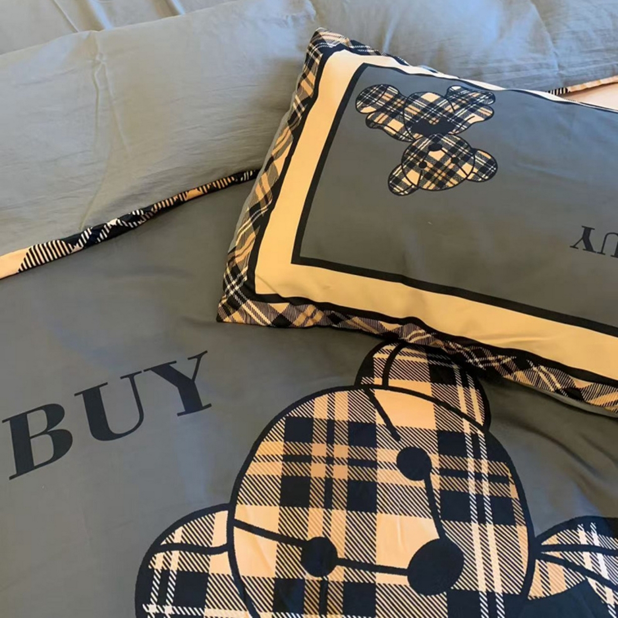 91家纺网 家纺一手货源 找家纺 花沐家居 2025新款数码印花潮牌云朵棉四件套 英伦熊