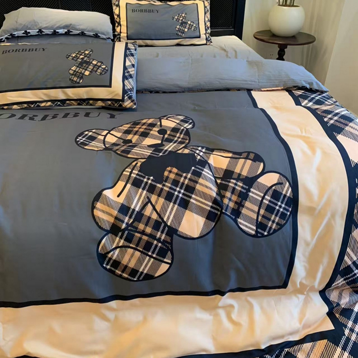 91家纺网 家纺一手货源 找家纺 花沐家居 2025新款数码印花潮牌云朵棉四件套 英伦熊