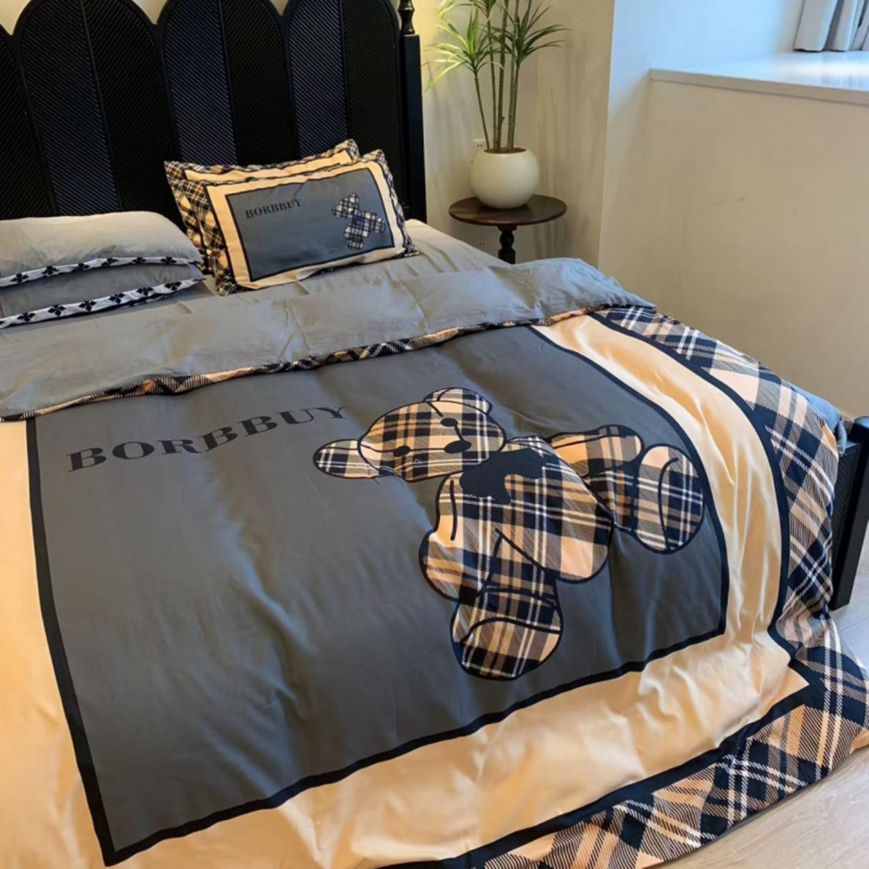 91家纺网 家纺一手货源 找家纺 花沐家居 2025新款数码印花潮牌云朵棉四件套 英伦熊