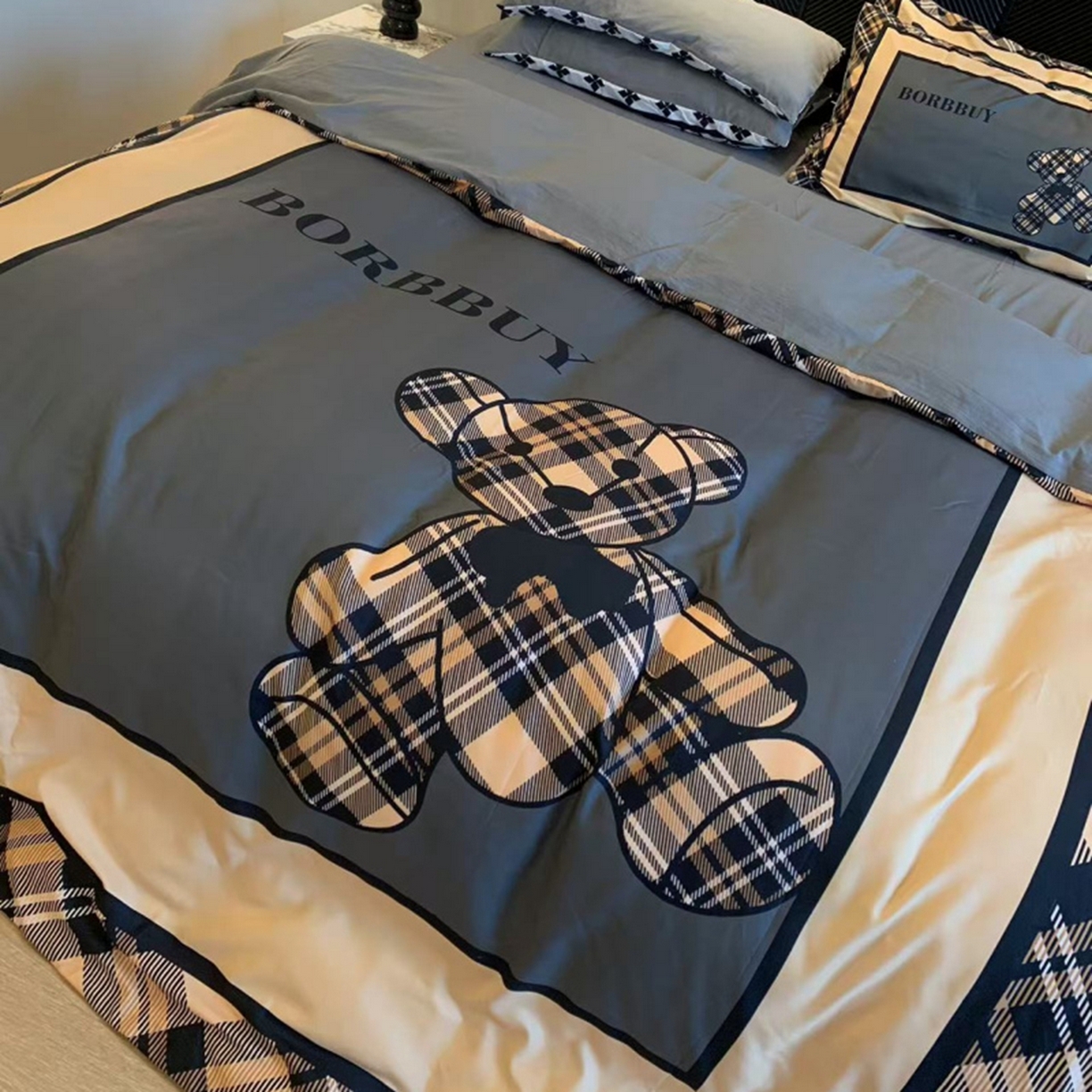 91家纺网 家纺一手货源 找家纺 花沐家居 2025新款数码印花潮牌云朵棉四件套 英伦熊