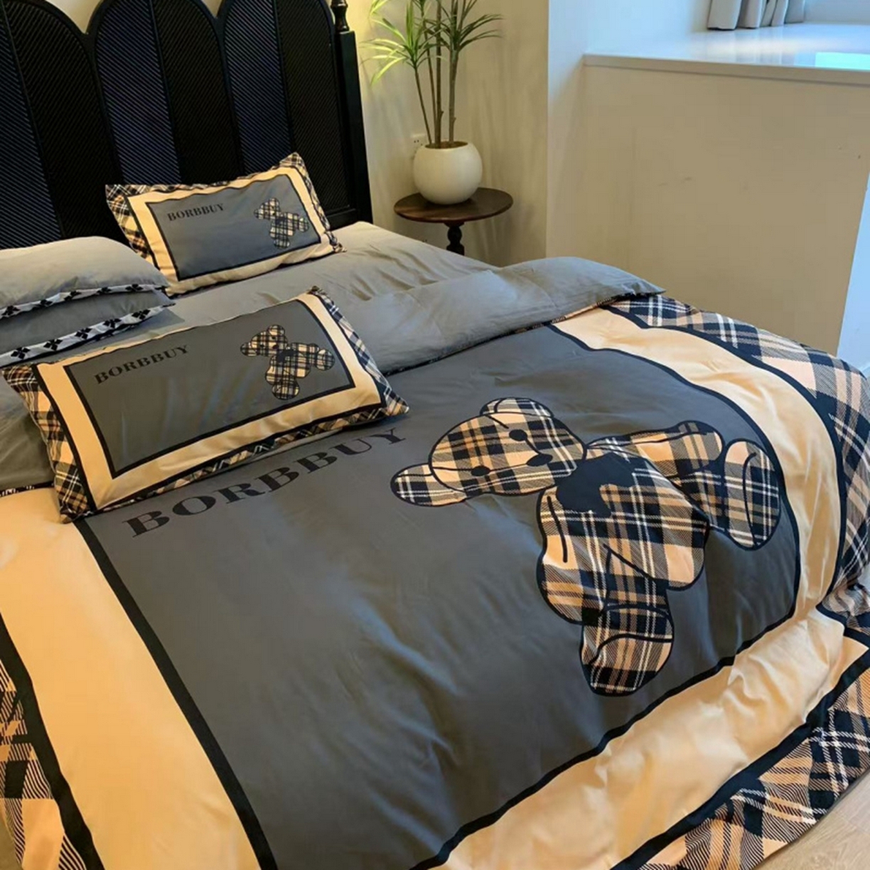 91家纺网 家纺一手货源 找家纺 花沐家居 2025新款数码印花潮牌云朵棉四件套 英伦熊