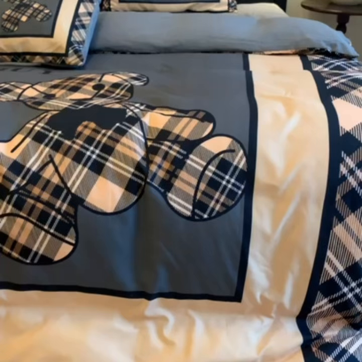 91家纺网 家纺一手货源 找家纺 花沐家居 2025新款数码印花潮牌云朵棉四件套 英伦熊