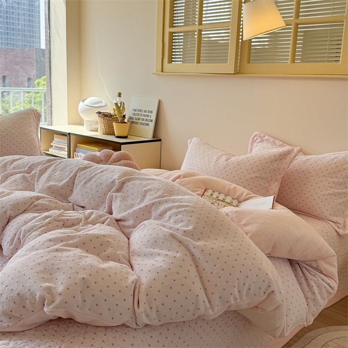 91家纺网 家纺一手货源 找家纺 潘朵拉家纺 2025新款牛奶绒床盖款四件套 粉星漫