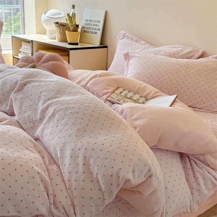 91家纺网 家纺一手货源 找家纺 潘朵拉家纺 2025新款牛奶绒床盖款四件套 粉星漫