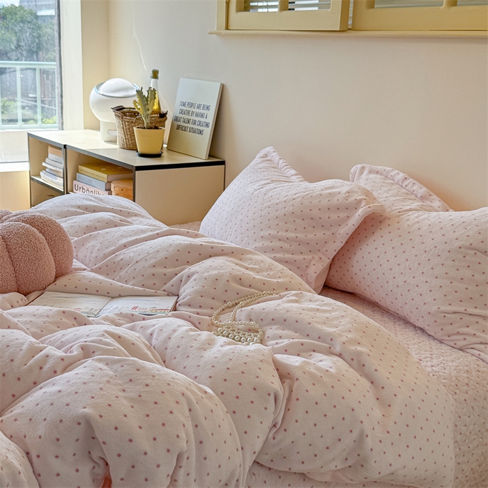 91家纺网 家纺一手货源 找家纺 潘朵拉家纺 2025新款牛奶绒床盖款四件套 粉星漫