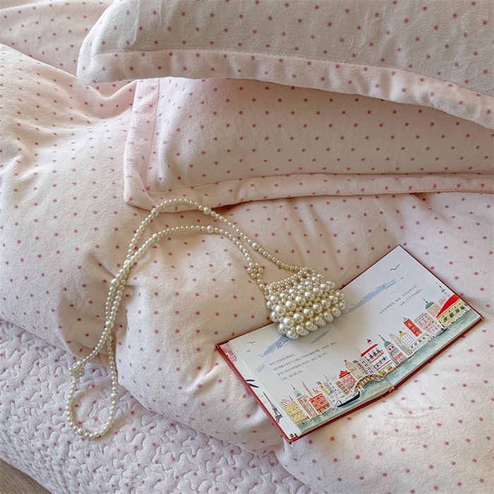 91家纺网 家纺一手货源 找家纺 潘朵拉家纺 2025新款牛奶绒床盖款四件套 粉星漫