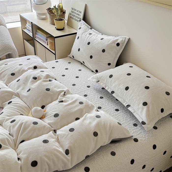 91家纺网 家纺一手货源 找家纺 潘朵拉家纺 2025新款牛奶绒床盖款四件套 黑白波点