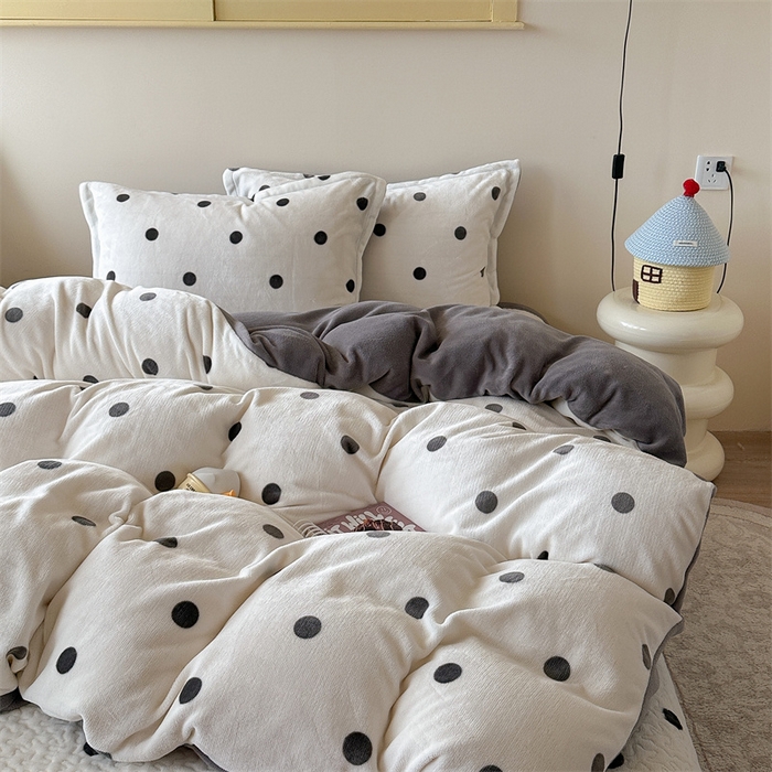 91家纺网 家纺一手货源 找家纺 潘朵拉家纺 2025新款牛奶绒床盖款四件套 黑白波点