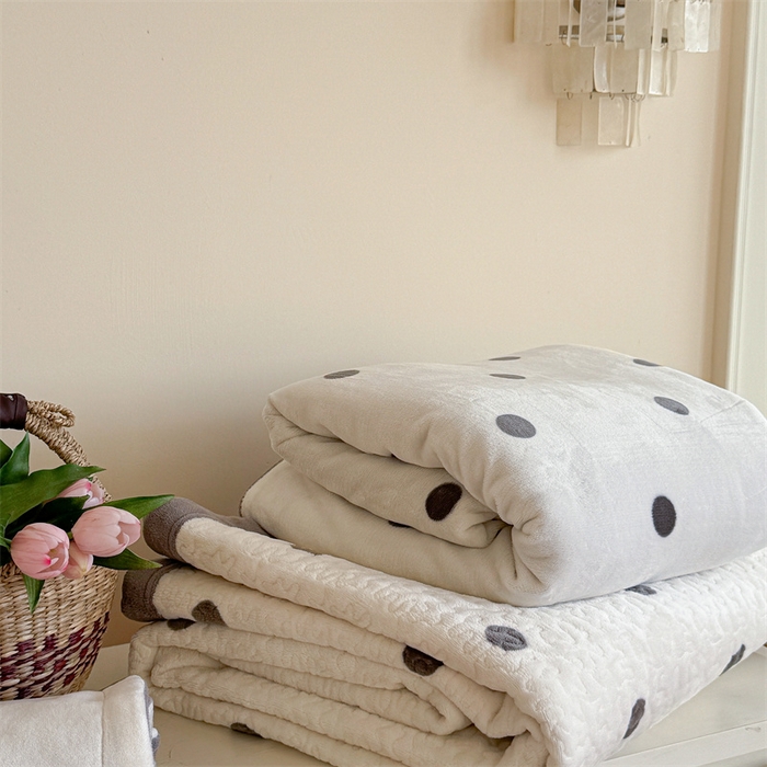 91家纺网 家纺一手货源 找家纺 潘朵拉家纺 2025新款牛奶绒床盖款四件套 黑白波点