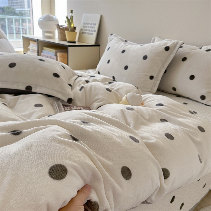 91家纺网 家纺一手货源 找家纺 潘朵拉家纺 2025新款牛奶绒床盖款四件套 黑白波点