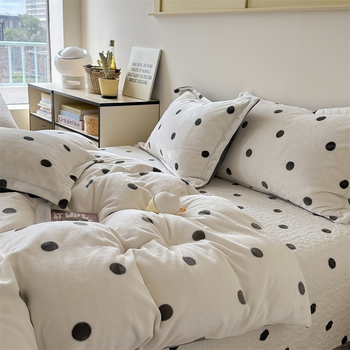 91家纺网 家纺一手货源 找家纺 潘朵拉家纺 2025新款牛奶绒床盖款四件套 黑白波点