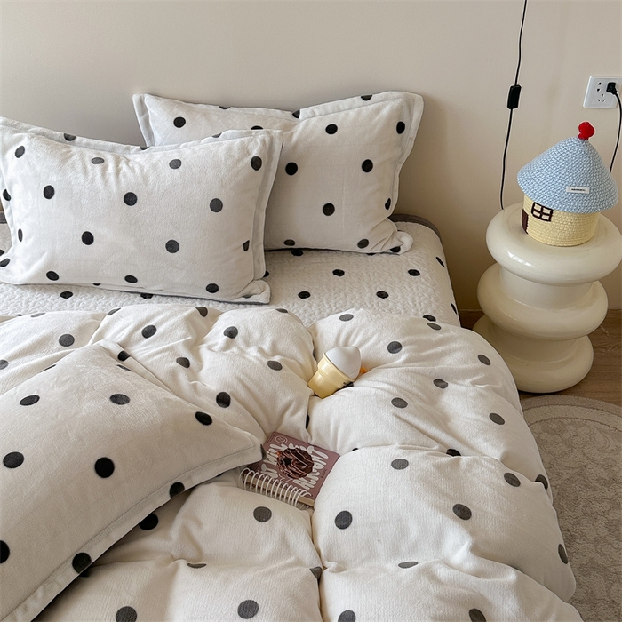91家纺网 家纺一手货源 找家纺 潘朵拉家纺 2025新款牛奶绒床盖款四件套 黑白波点