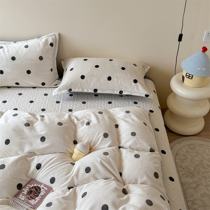 91家纺网 家纺一手货源 找家纺 潘朵拉家纺 2025新款牛奶绒床盖款四件套 黑白波点