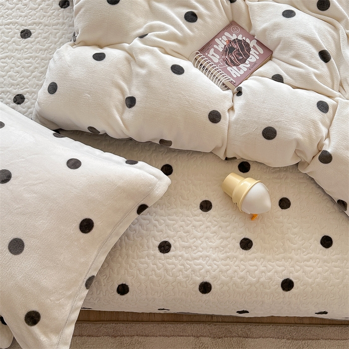 91家纺网 家纺一手货源 找家纺 潘朵拉家纺 2025新款牛奶绒床盖款四件套 黑白波点